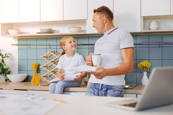 Smart vänlig man talar till sin dotter — Stockfoto