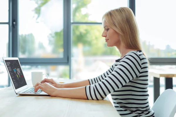 Mujer rubia seria concentrándose en su trabajo — Foto de Stock