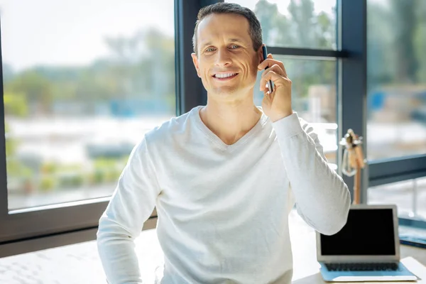 Gelukkig mooi man een telefoon gesprek — Stockfoto