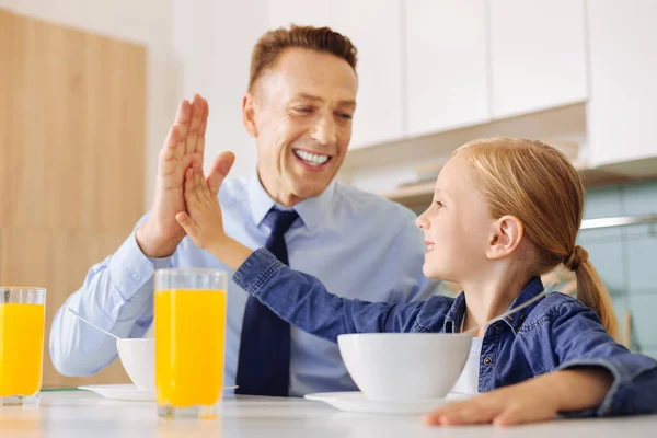 Positivo ragazza felice guardando suo padre — Foto Stock