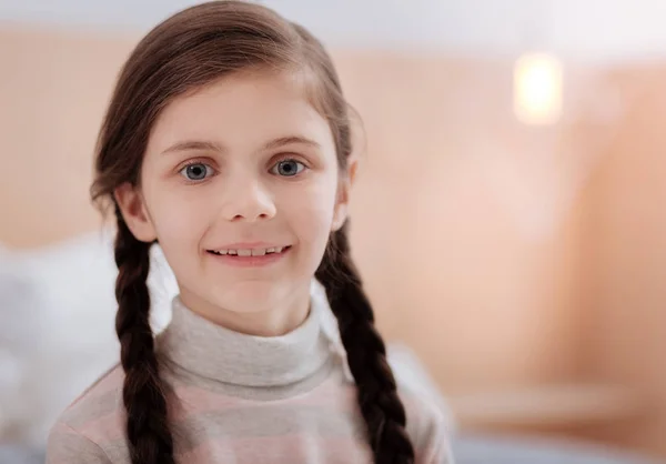 Bonito niño sonriente con grandes ojos grises —  Fotos de Stock