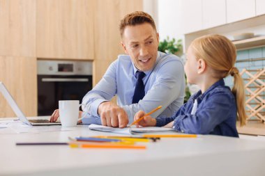 Akıllı güzel adam kızı onun hometask ile yardım