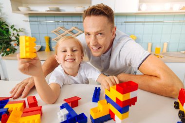 Oyuncakları ile oynarken mutlu sarışın kız