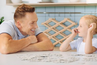 Kızına gülümseyerek mutlu bir güzel adam