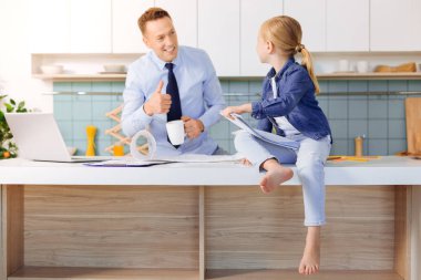 Güzel güzel kız babasına dönerek