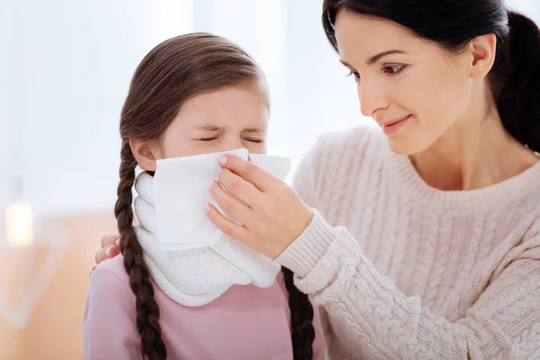 Cuidar da mãe bonito ajudando sua filha doente — Fotografia de Stock