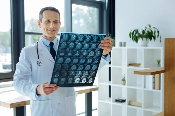 Neurologista profissional sério olhando para a varredura de raios X — Fotografia de Stock