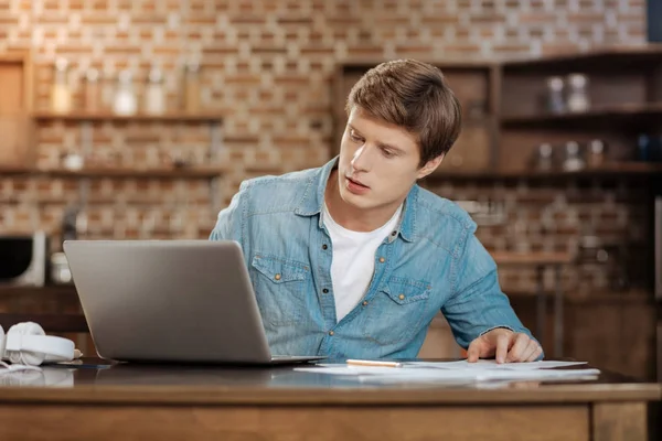 Joven guapo comparando los resultados de la investigación — Foto de Stock