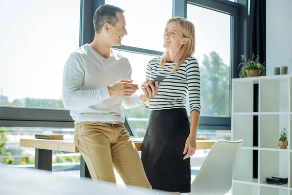 Gelukkig vreugdevolle collega's lachen — Stockfoto