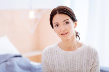 Nazik genç anne kızı için bekliyor