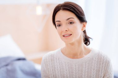 Sıcak kazaklı odasında oturup sakin genç kadın