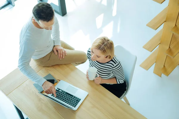 Dizüstü bilgisayar ekranında işaret yakışıklı çekici adam