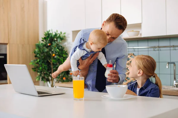 Agradable hombre guapo sosteniendo una botella con leche — Foto de Stock