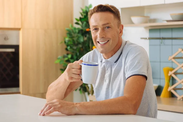 Vrolijke positieve man die het drinken van thee — Stockfoto