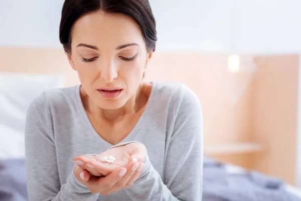 Mujer cansada abriendo la boca antes de tomar pastillas — Foto de Stock