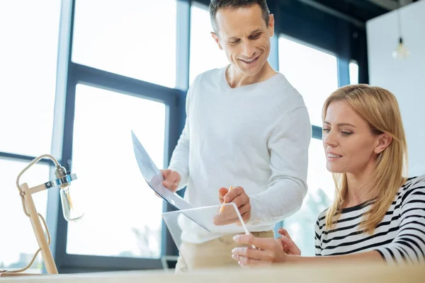 Aangename mooie vrouw vraagt haar collega's advies — Stockfoto