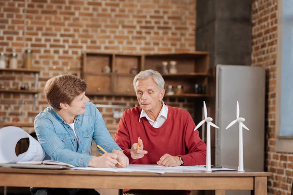 Genç meslektaşım için ipuçları veren üst düzey iş arkadaşı