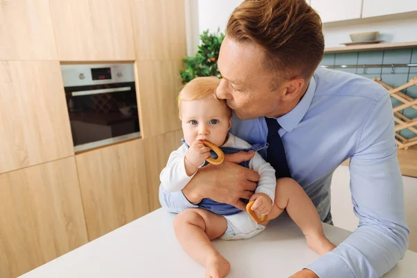 Schöner liebevoller Vater küsst seine kleine Tochter — Stockfoto