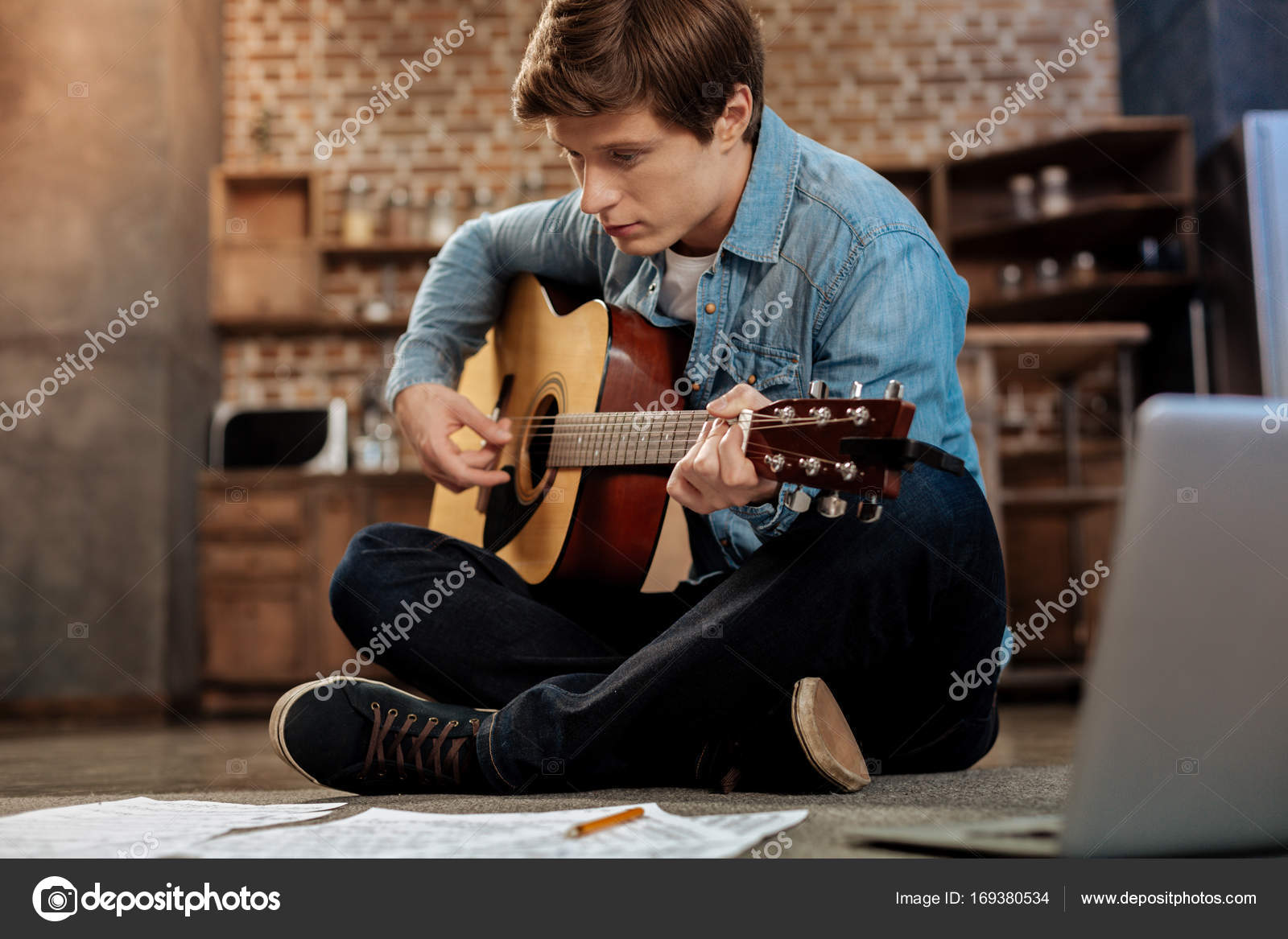 Гитарист на набережной. Можно ли играть на гитаре на улице. Уличный музыкант на гитаре. Человек с гитарой на улице. Можно ли играть на гитаре на улице.