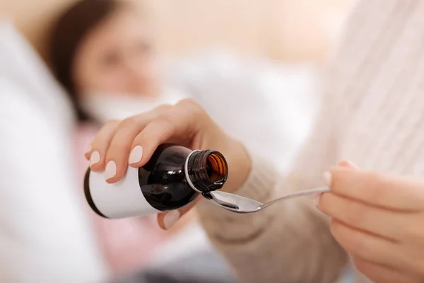 Välsmakande användbar blandning i händerna på en kvinna — Stockfoto