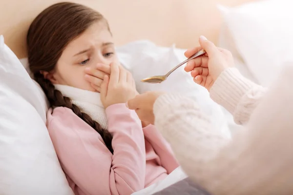 Ragazza emotiva che rifiuta di bere una miscela disgustosa — Foto Stock