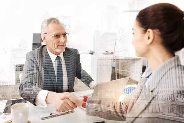 Professionele lachende baas met een stevige handdruk met een nieuwe vrouwelijke collega — Stockfoto