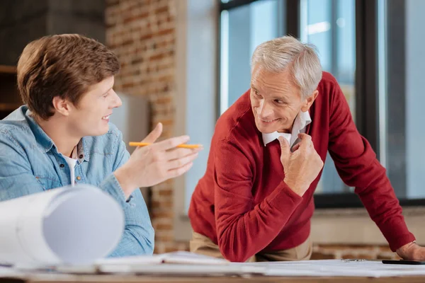 Aangename ingenieurs delen van ideeën over nieuwe project — Stockfoto