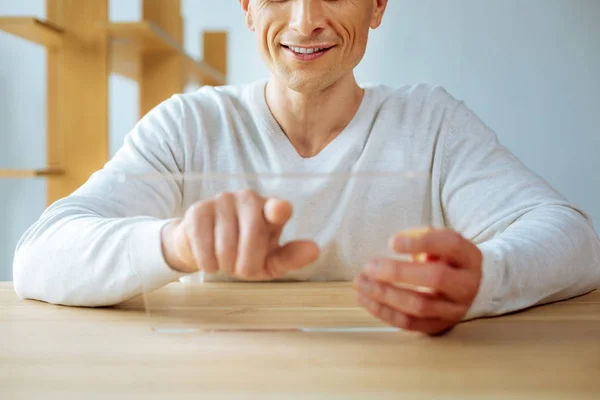 Fröhlicher, glücklicher Mann zeigt auf die Tafel — Stockfoto