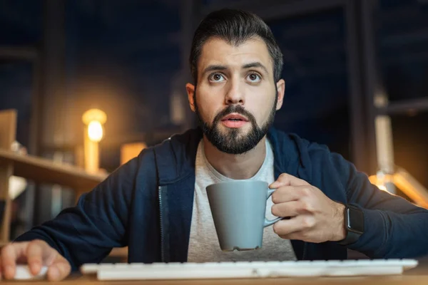 Hombre barbudo ocupado terminando su trabajo de proyecto — Foto de Stock