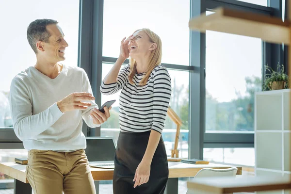 Gelukkig vrolijke vrouw lachen — Stockfoto