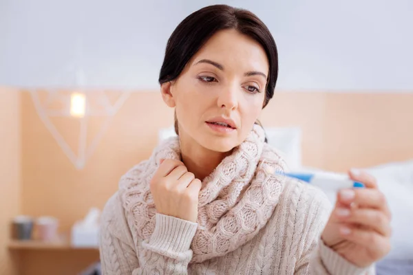 Jonge vrouw denken over haar hoge temperatuur — Stockfoto