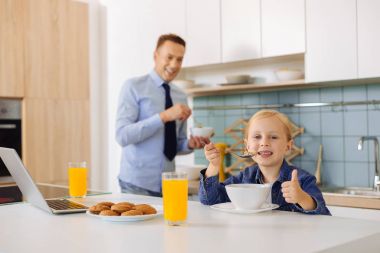 Ona yiyecek zevk memnun güzel kız