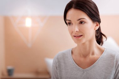 Sakin hoş genç kadın uzağa arıyorsunuz