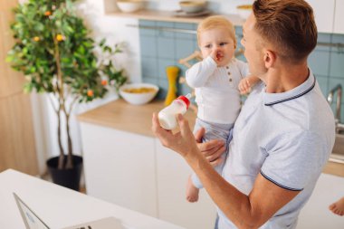 Bebek kızı sakinleştirmeye çalışan hoş yakışıklı adam