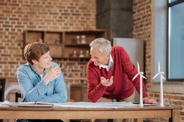 Neşeli mühendisleri işle ilgili sorunları tartışıyor