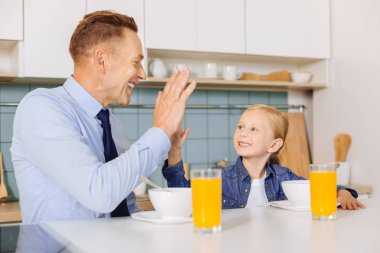 Neşeli mutlu baba ve birbirlerine yüksek beş veren kız
