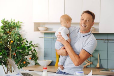 Olumlu memnun adam sana bakmak