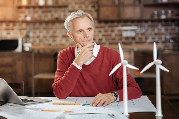 Ingeniero senior reflexionando sobre su proyecto — Foto de Stock