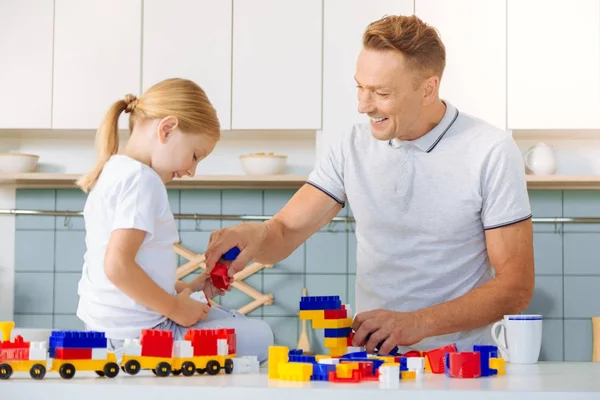 Délicieux homme positif s'amuser avec sa fille — Photo