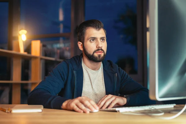 Glada manlig person som arbetar på hans projekt — Stockfoto