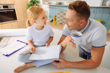 Neşeli pozitif baba çocuğunu arıyorsunuz