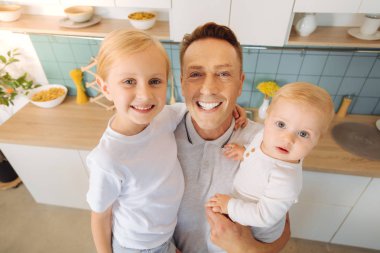 Neşeli pozitif adam mutlu hissediyor