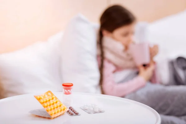 Tres tipos de pastillas que se colocan sobre la mesa — Foto de Stock