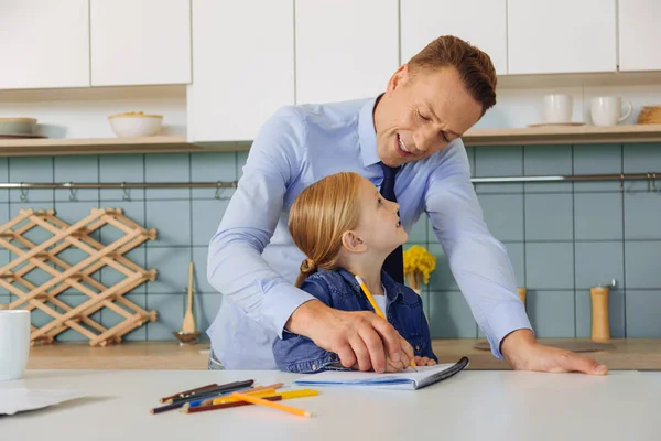 Akıllı güzel baba kızı ile ders yardım