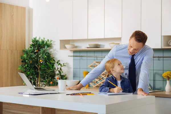 Pozitif zeki bir kızın babasına bakıyor