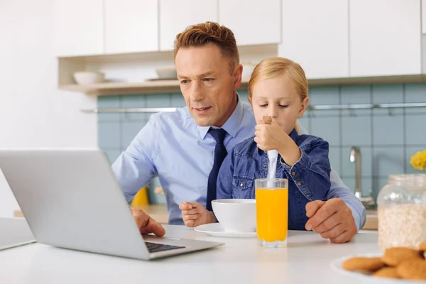 Agradable buen hombre usando un ordenador portátil — Foto de Stock