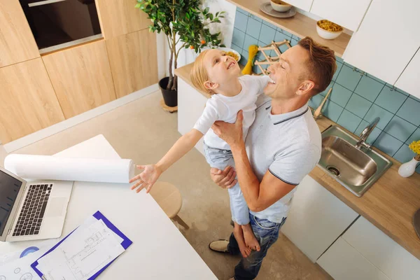 Kızıyla birlikte oynarken mutlu yakışıklı adam