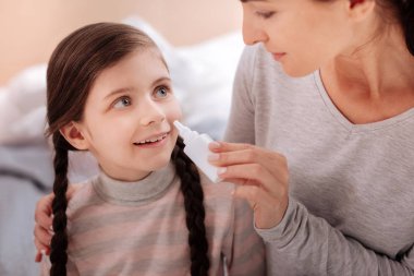 Sevgi dolu bir anne tarafından tedavi mutlu çocuk