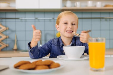 Gülümseyen neşeli güzel kız