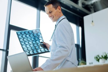 Bir X ray fotoğraf holding neşeli akıllı doktor